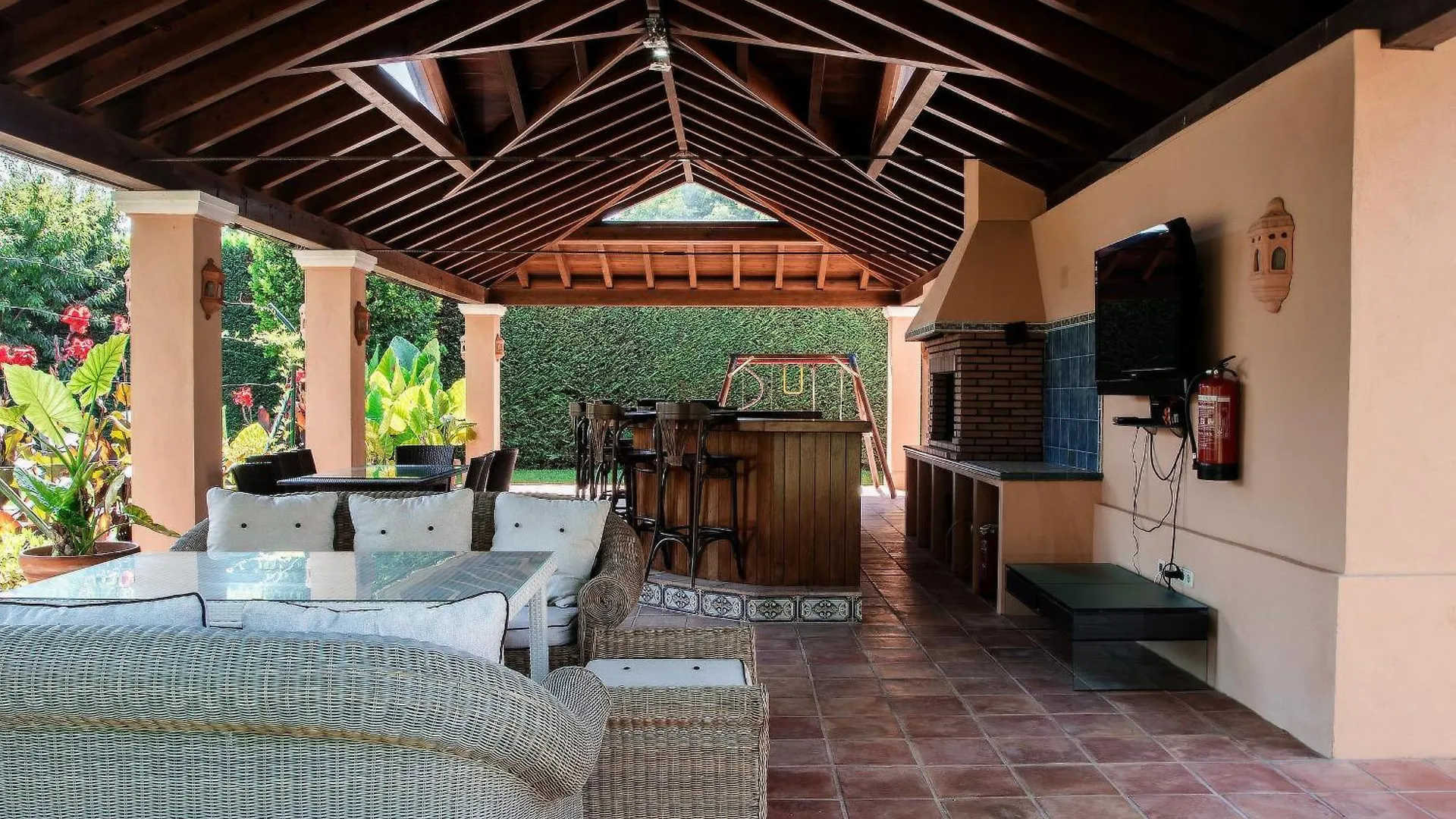 Villa 1072 Beachfront El Paraiso Retreat With Pool & Bbq Estepona