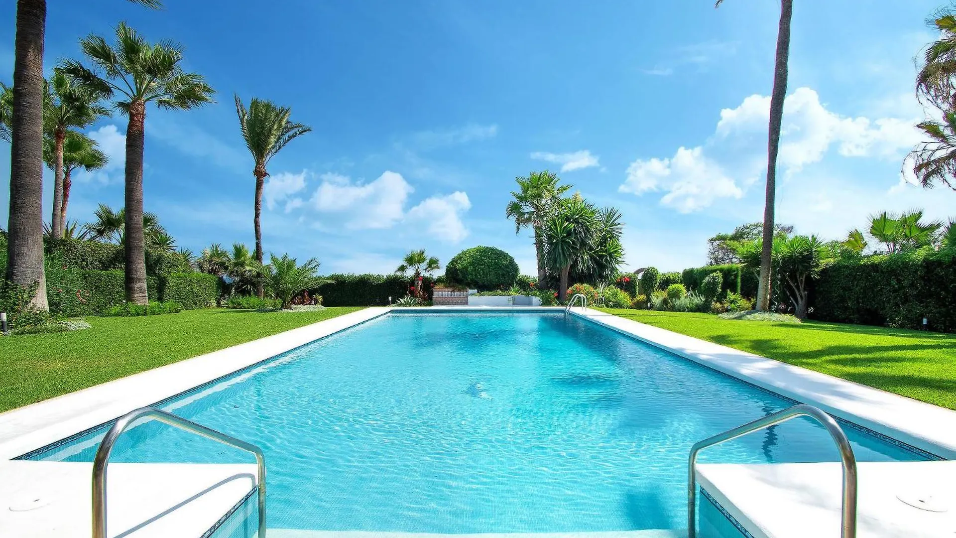 1072 Beachfront El Paraiso Retreat With Pool & Bbq Estepona 0*,  Spain