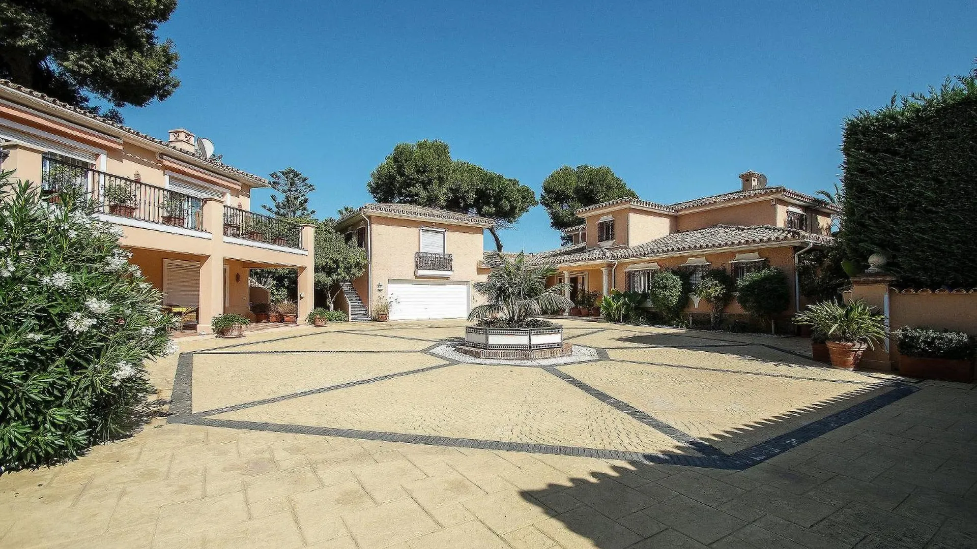 1072 Beachfront El Paraiso Retreat With Pool & Bbq Estepona Villa