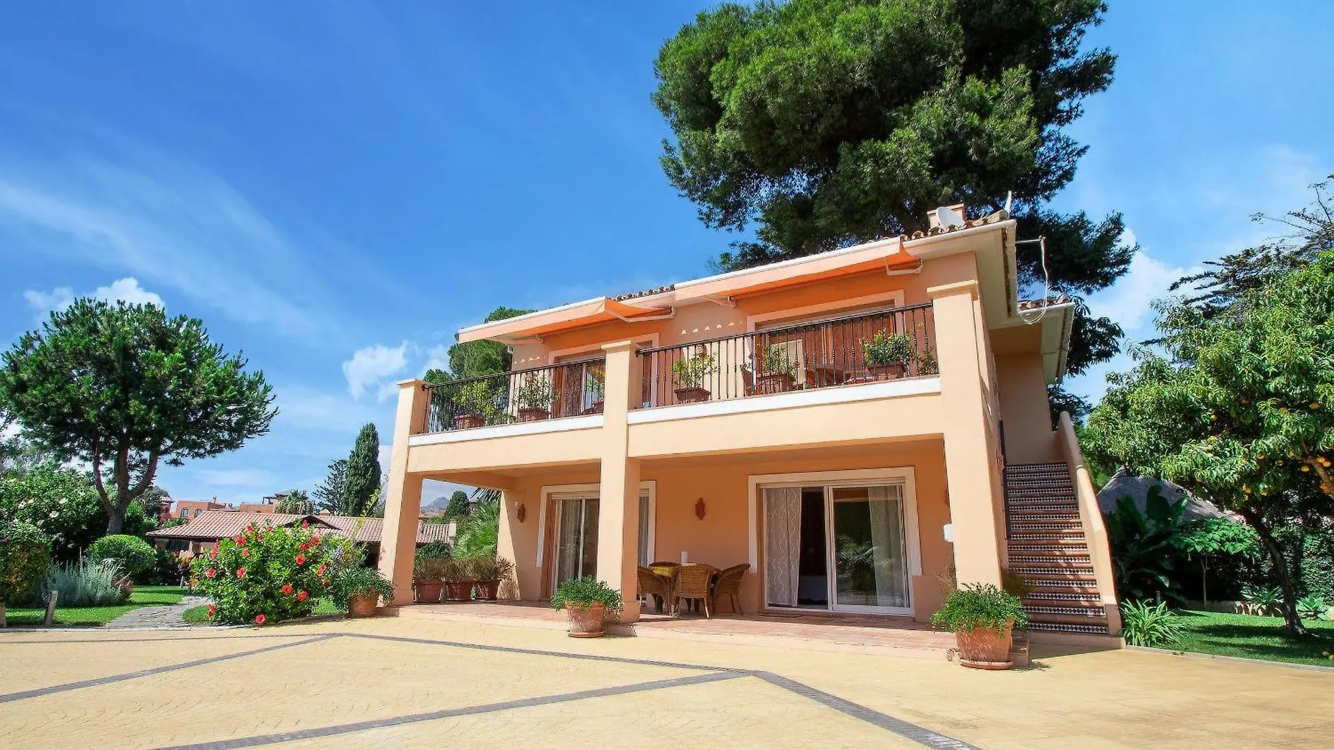Villa 1072 Beachfront El Paraiso Retreat With Pool & Bbq Estepona Spain