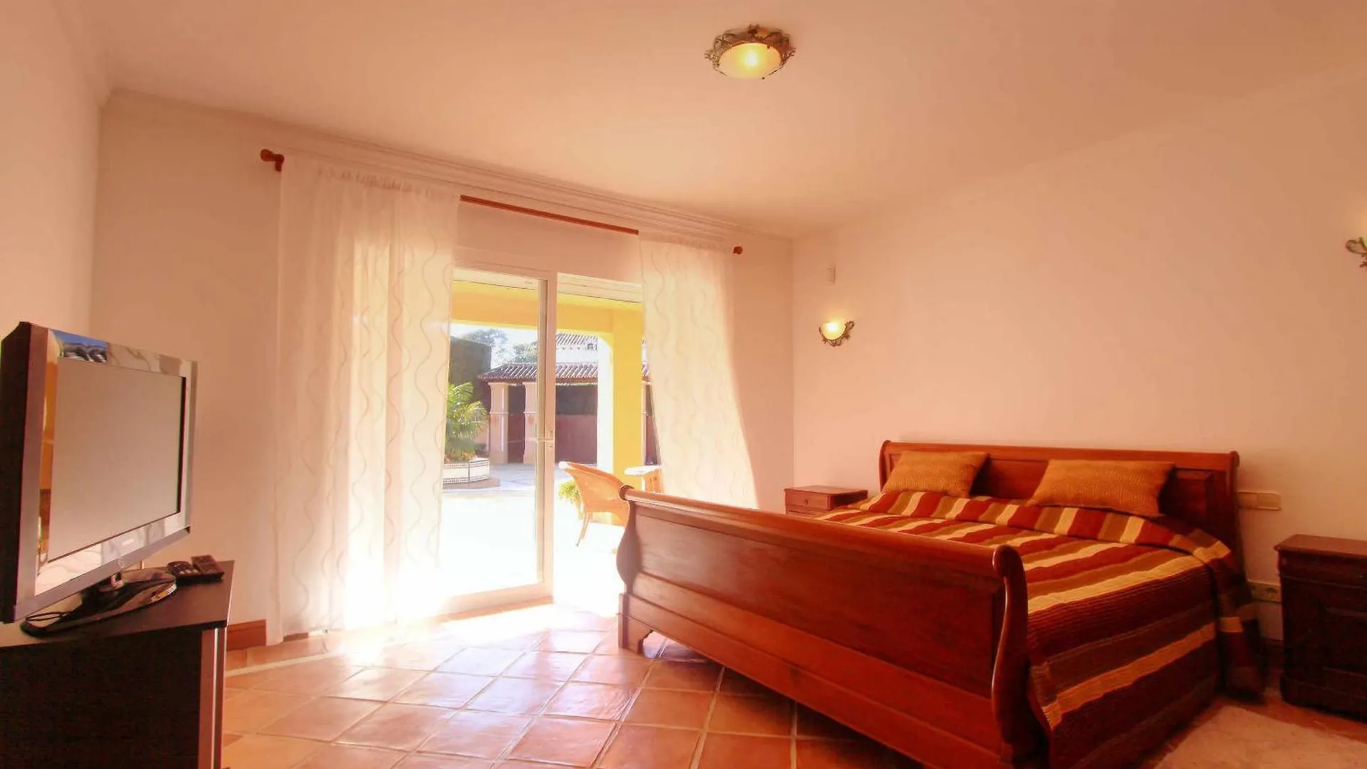 Villa 1072 Beachfront El Paraiso Retreat With Pool & Bbq Estepona