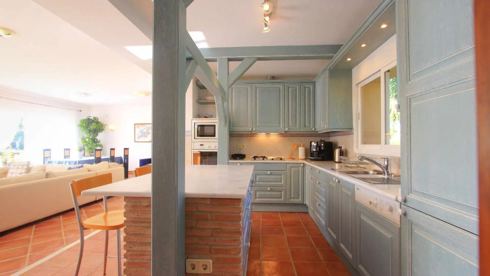 Villa 1072 Beachfront El Paraiso Retreat With Pool & Bbq Estepona