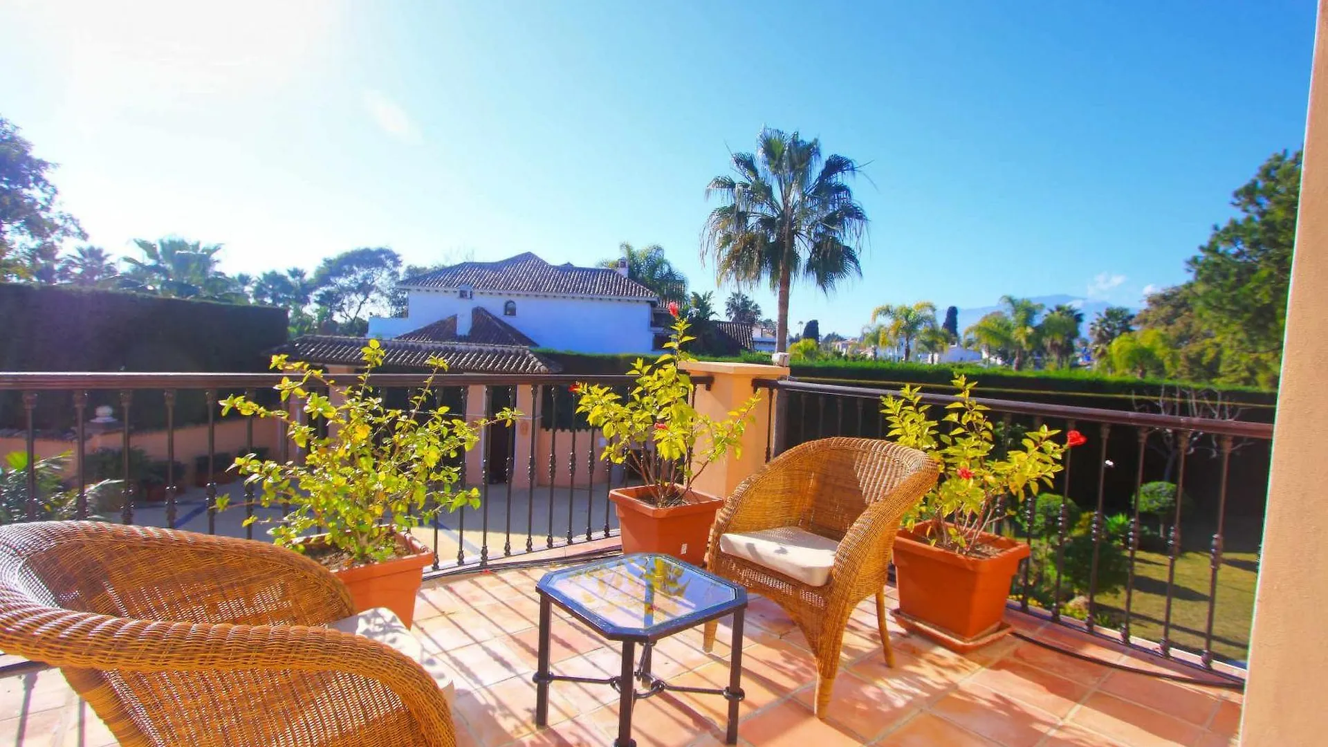 Villa 1072 Beachfront El Paraiso Retreat With Pool & Bbq Estepona