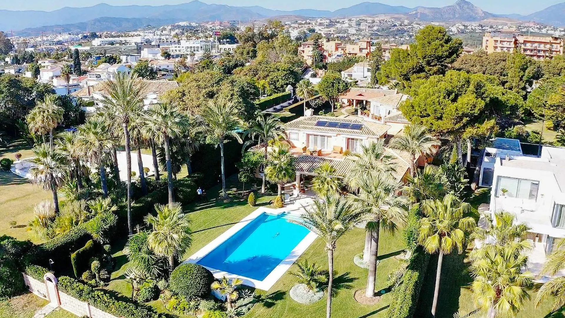 1072 Beachfront El Paraiso Retreat With Pool & Bbq Estepona 0*,  Spain