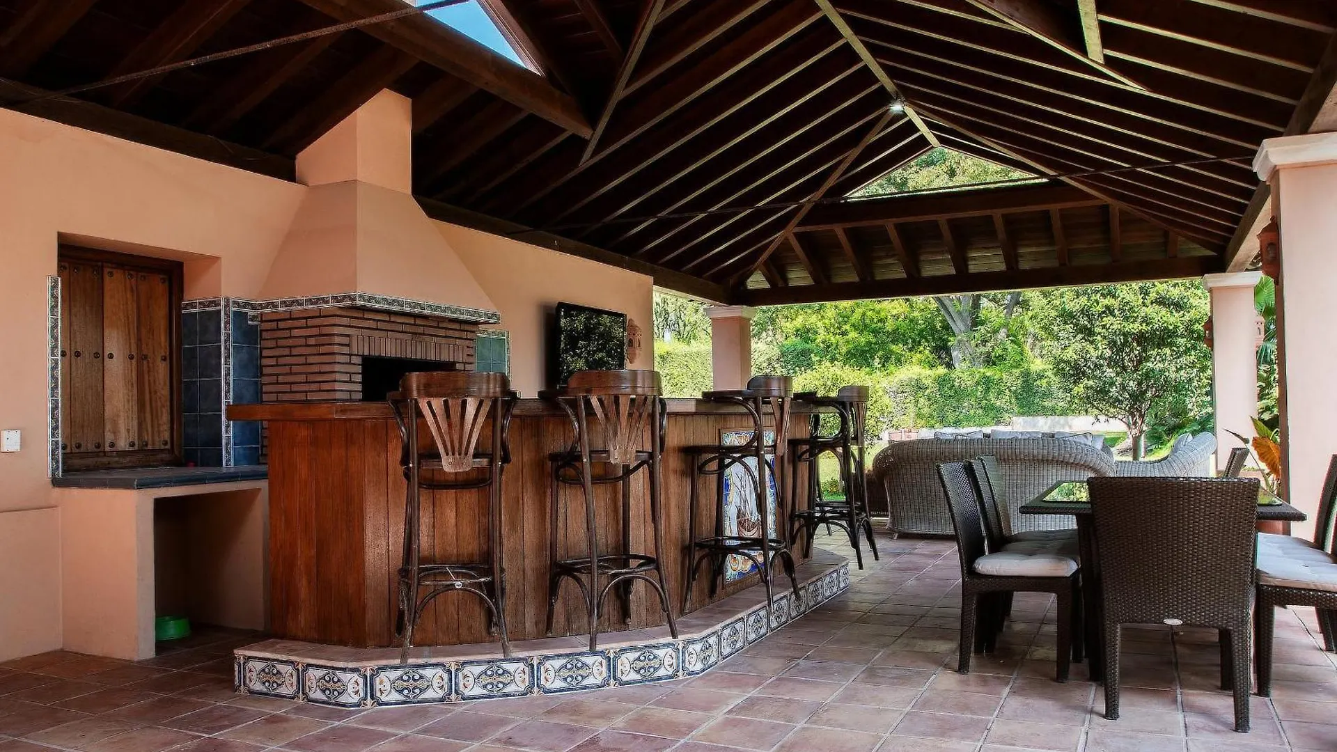 1072 Beachfront El Paraiso Retreat With Pool & Bbq Estepona Villa