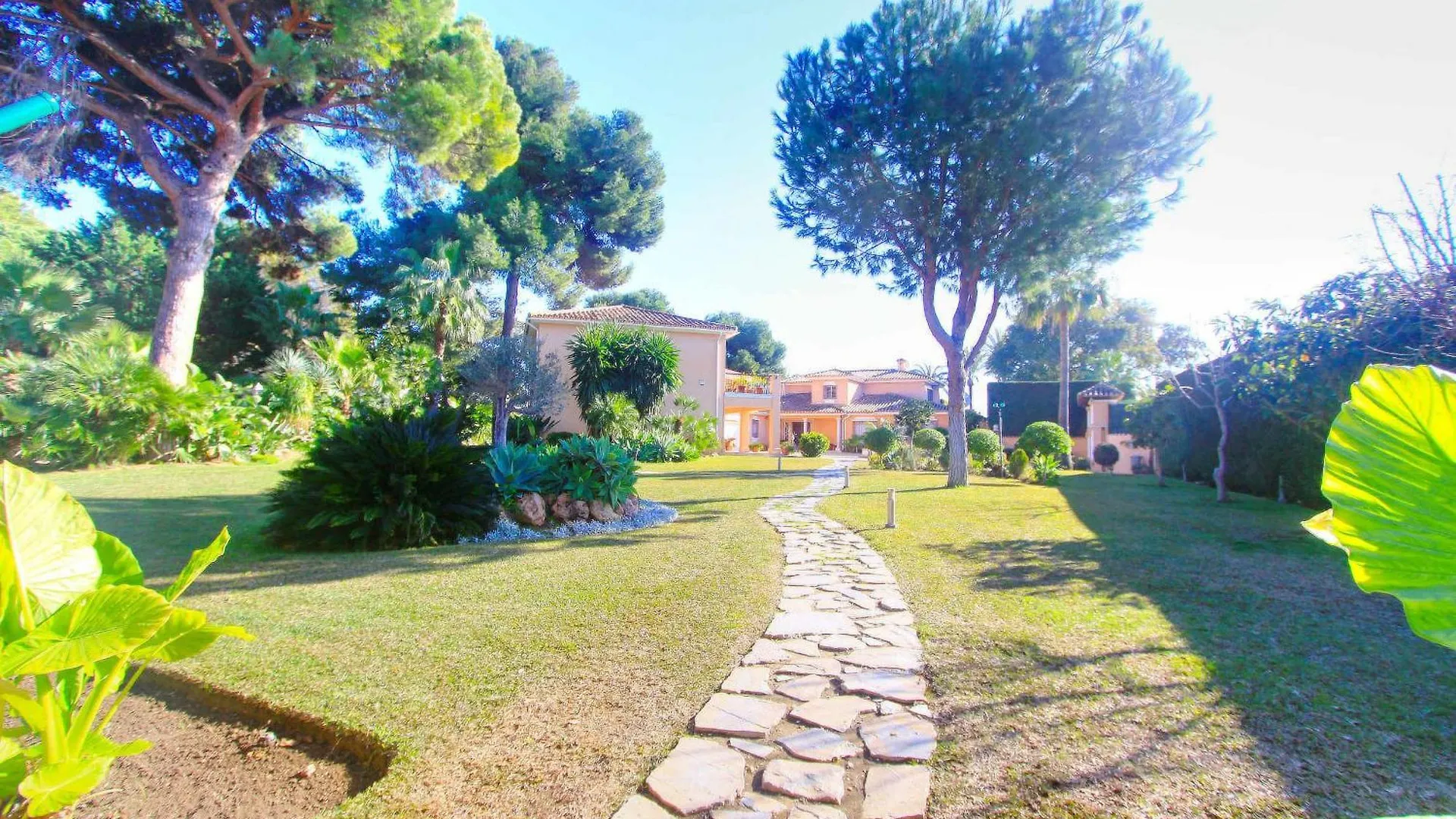 Villa 1072 Beachfront El Paraiso Retreat With Pool & Bbq Estepona Spain
