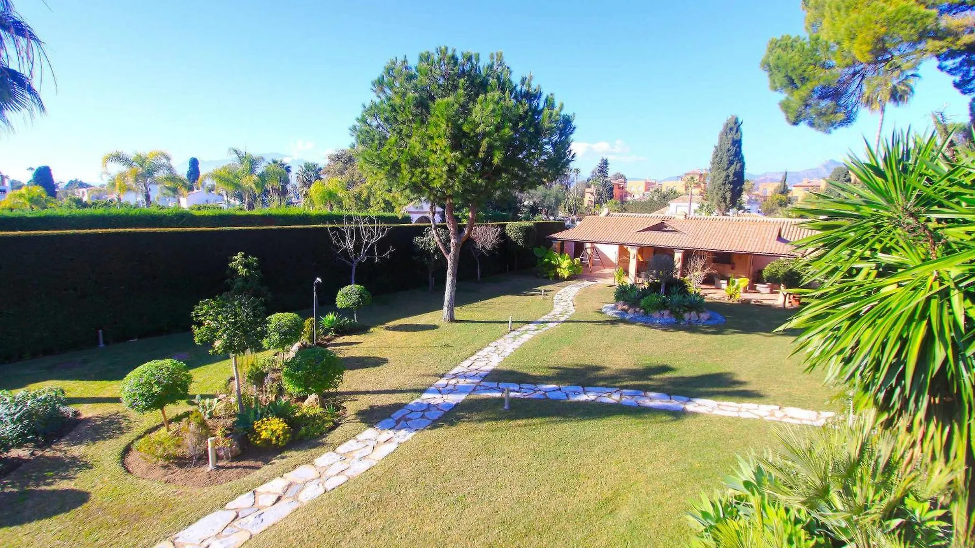 1072 Beachfront El Paraiso Retreat With Pool & Bbq Estepona