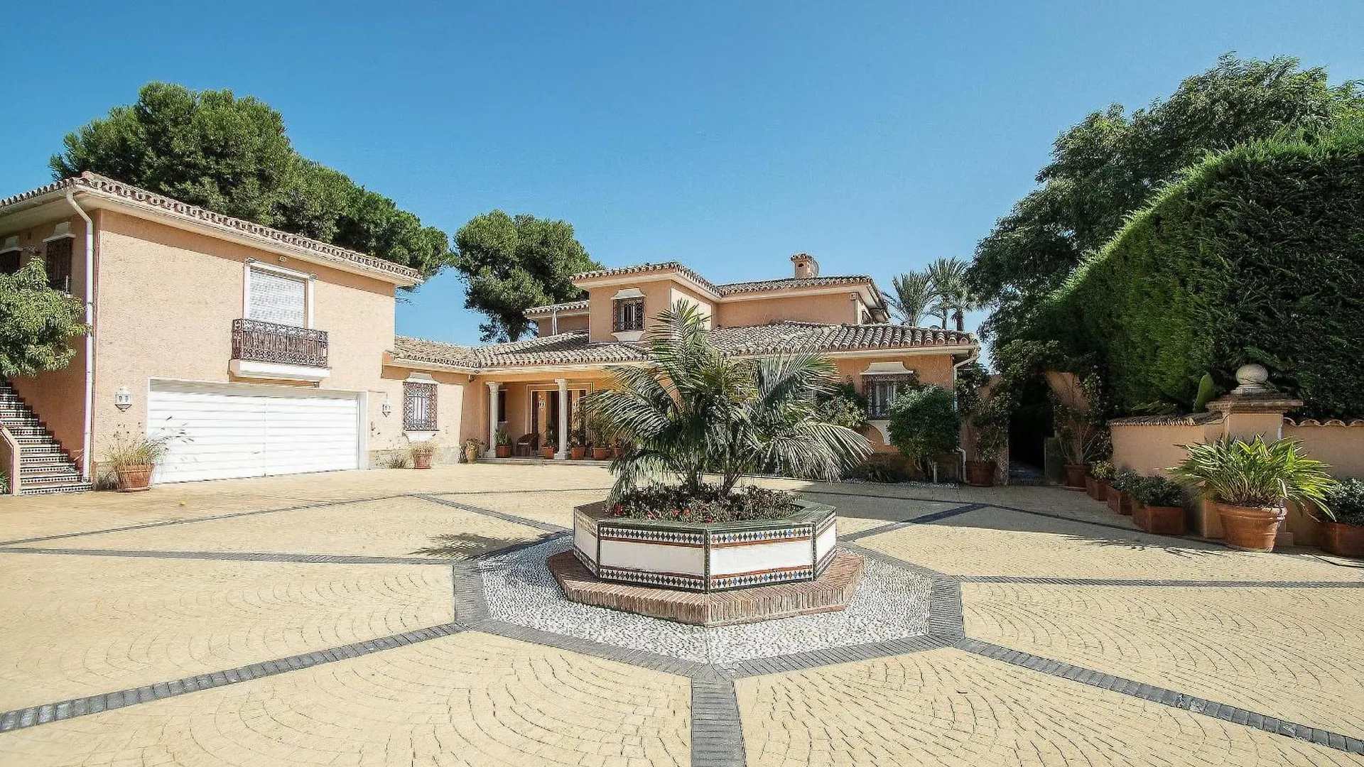 Villa 1072 Beachfront El Paraiso Retreat With Pool & Bbq Estepona