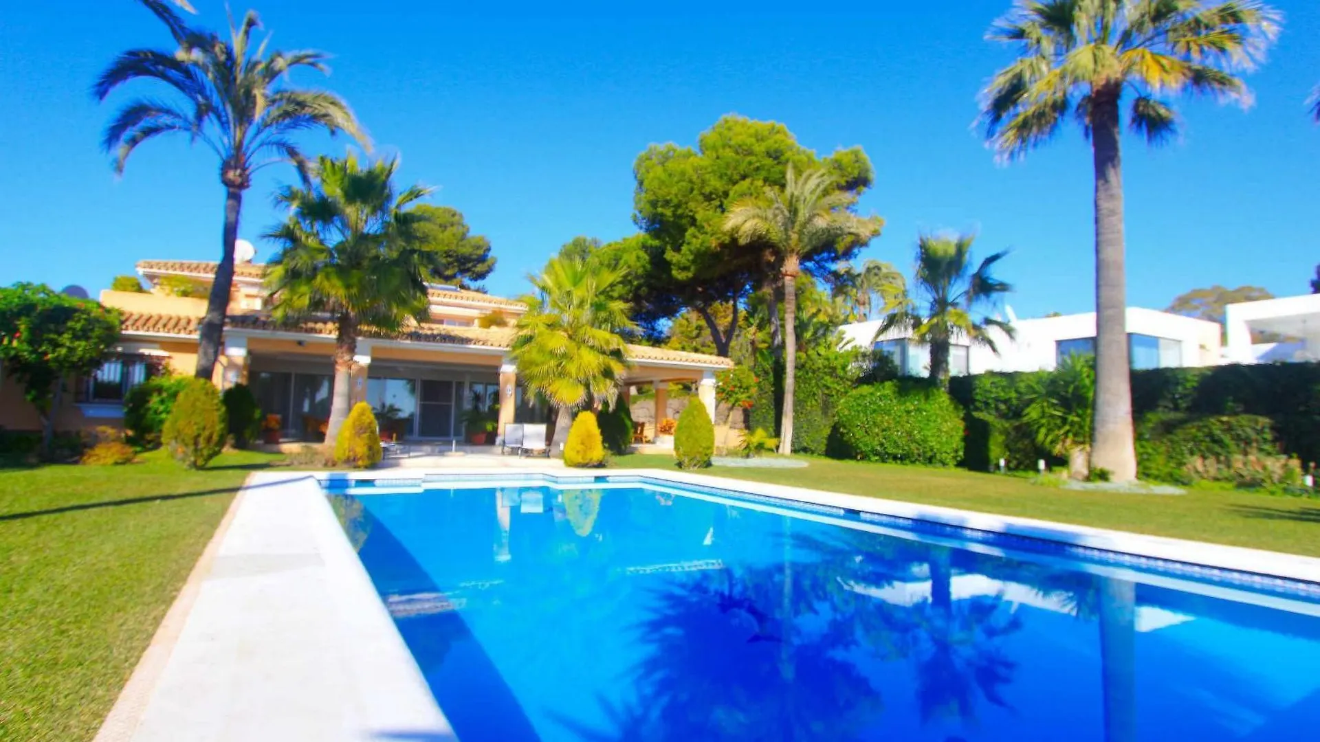1072 Beachfront El Paraiso Retreat With Pool & Bbq Estepona Villa