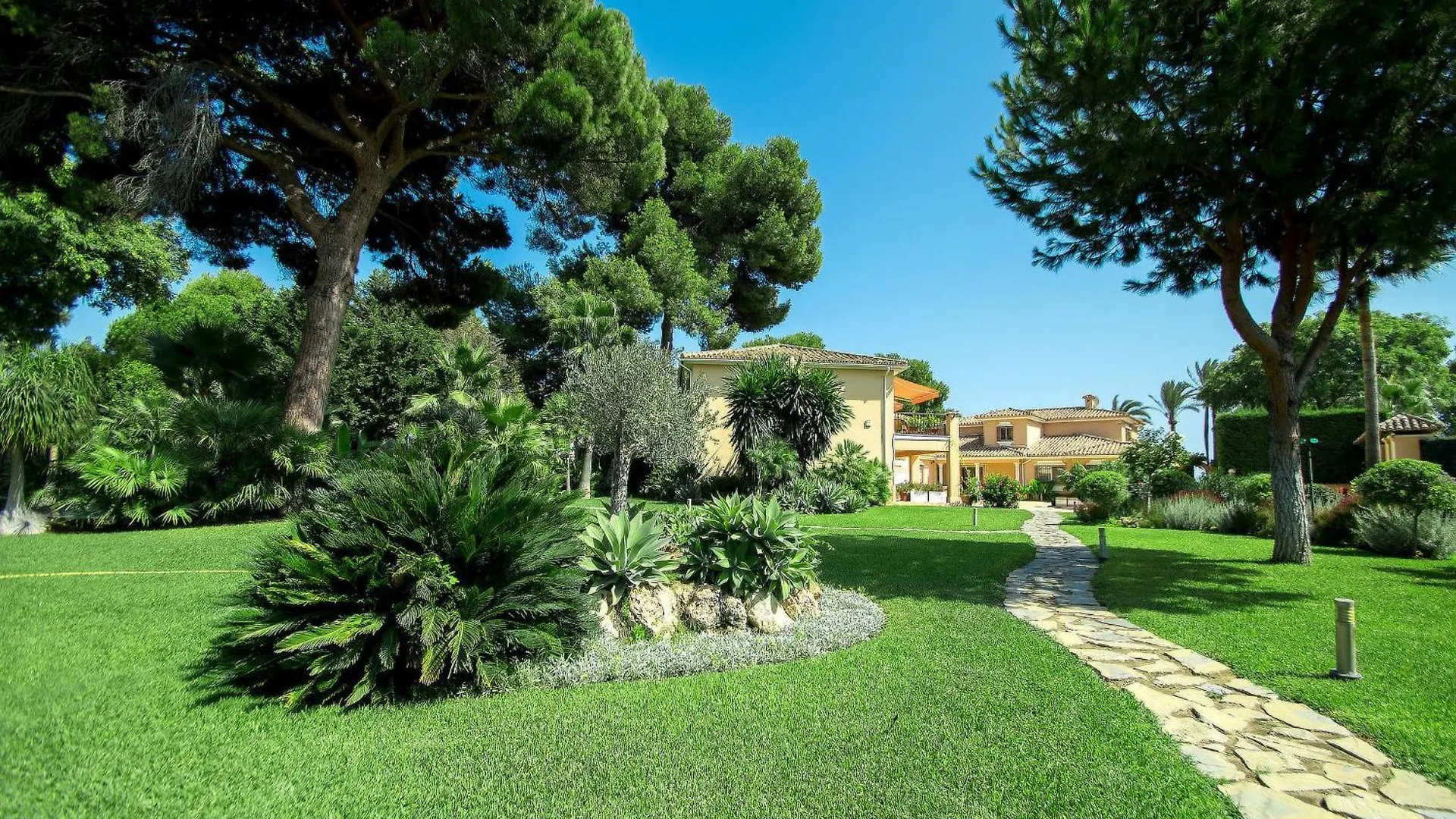 1072 Beachfront El Paraiso Retreat With Pool & Bbq Estepona Spain