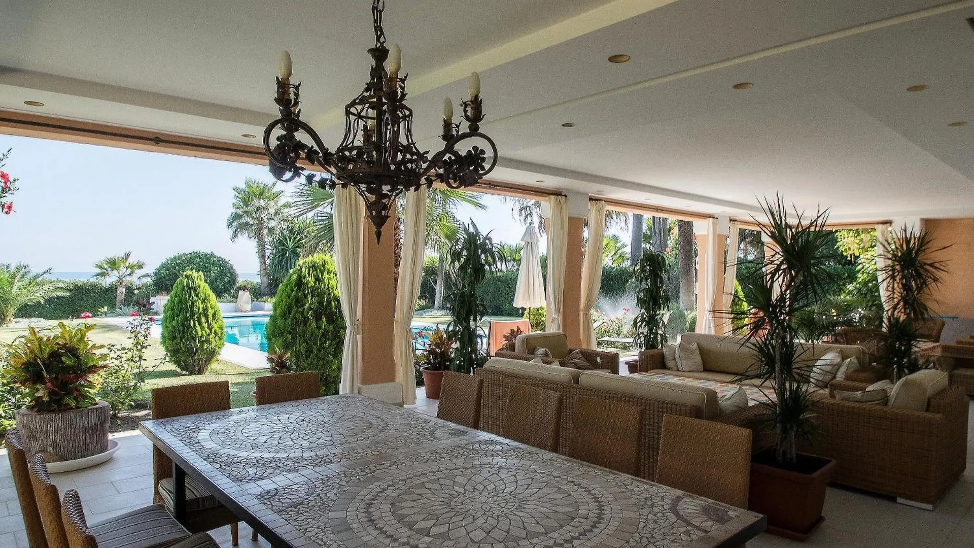 1072 Beachfront El Paraiso Retreat With Pool & Bbq Estepona