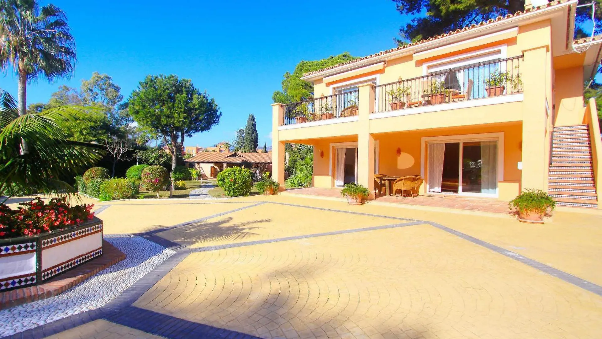 1072 Beachfront El Paraiso Retreat With Pool & Bbq Estepona Villa