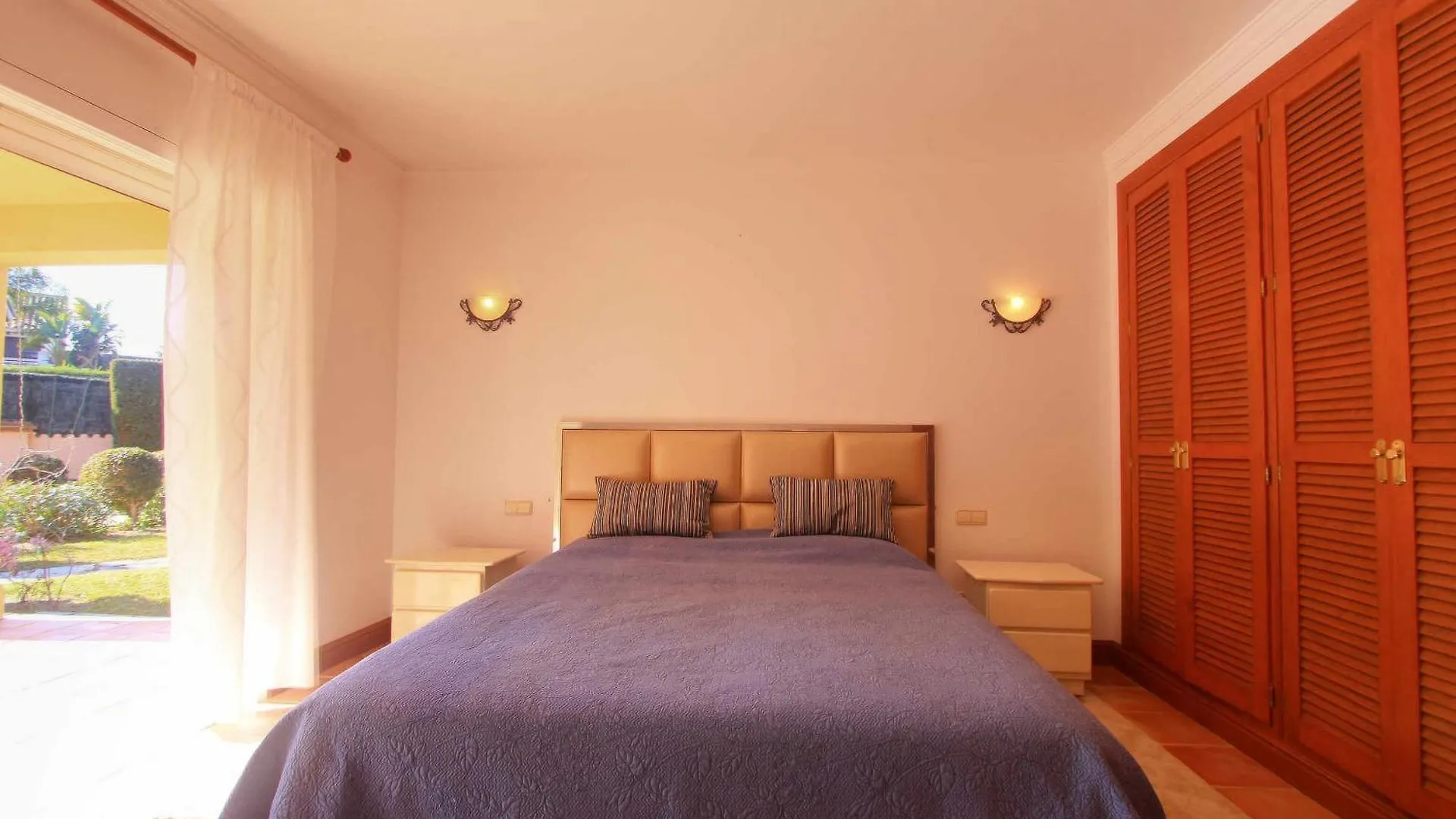 Villa 1072 Beachfront El Paraiso Retreat With Pool & Bbq Estepona