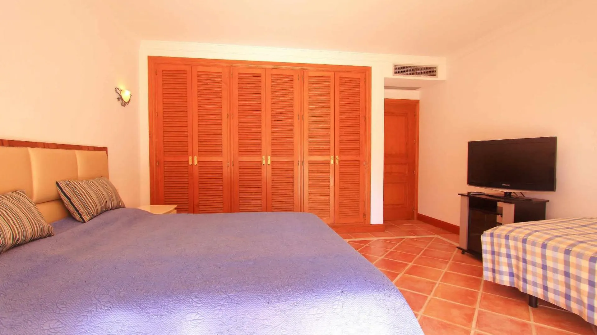 1072 Beachfront El Paraiso Retreat With Pool & Bbq Estepona
