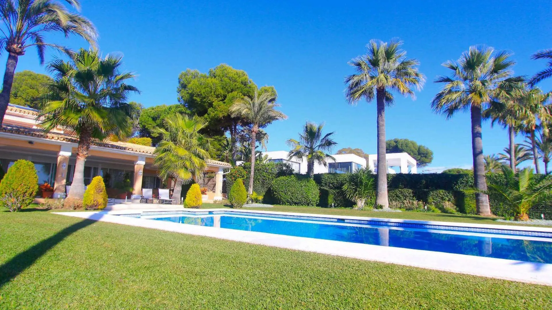 Villa 1072 Beachfront El Paraiso Retreat With Pool & Bbq Estepona