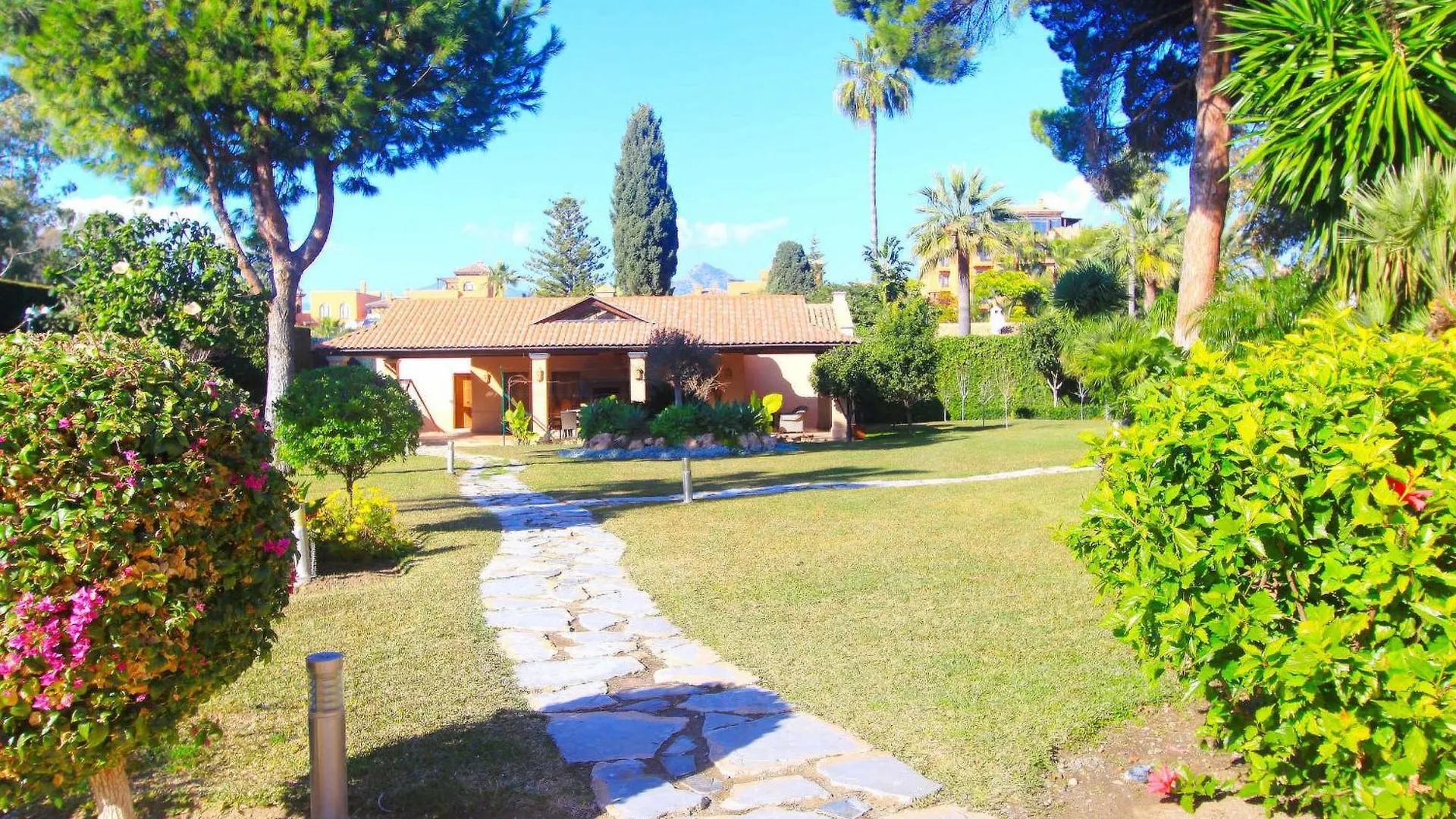 Villa 1072 Beachfront El Paraiso Retreat With Pool & Bbq Estepona Spain