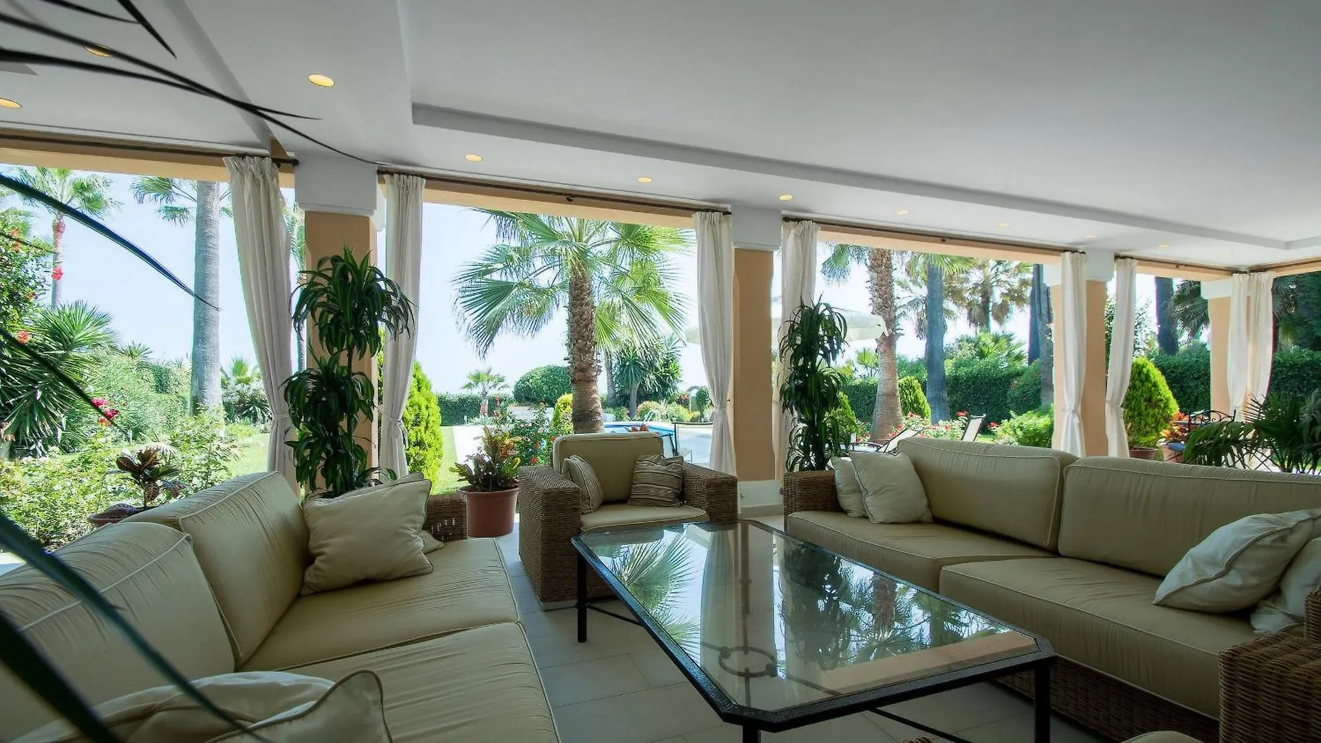 Villa 1072 Beachfront El Paraiso Retreat With Pool & Bbq Estepona