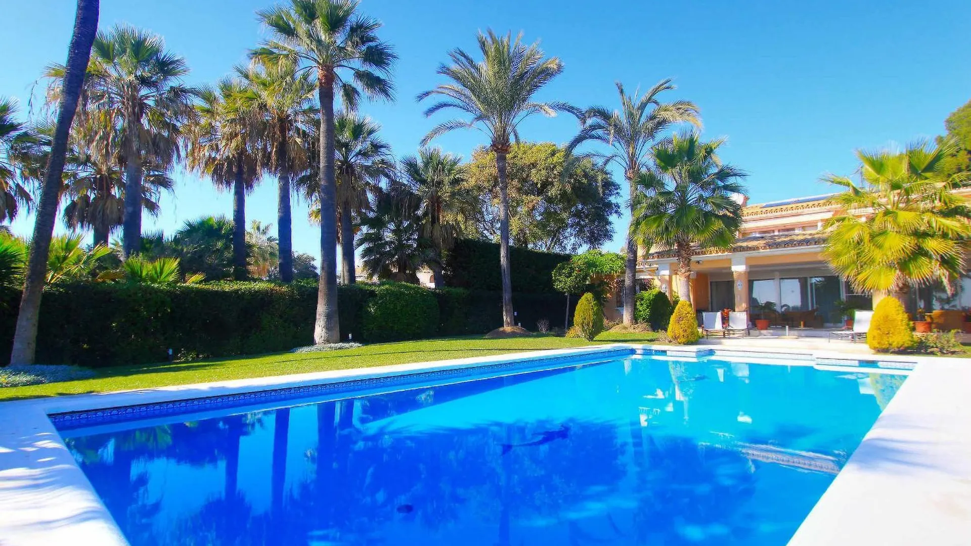1072 Beachfront El Paraiso Retreat With Pool & Bbq Estepona Villa