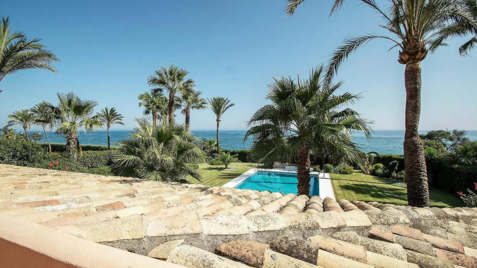 Villa 1072 Beachfront El Paraiso Retreat With Pool & Bbq Estepona
