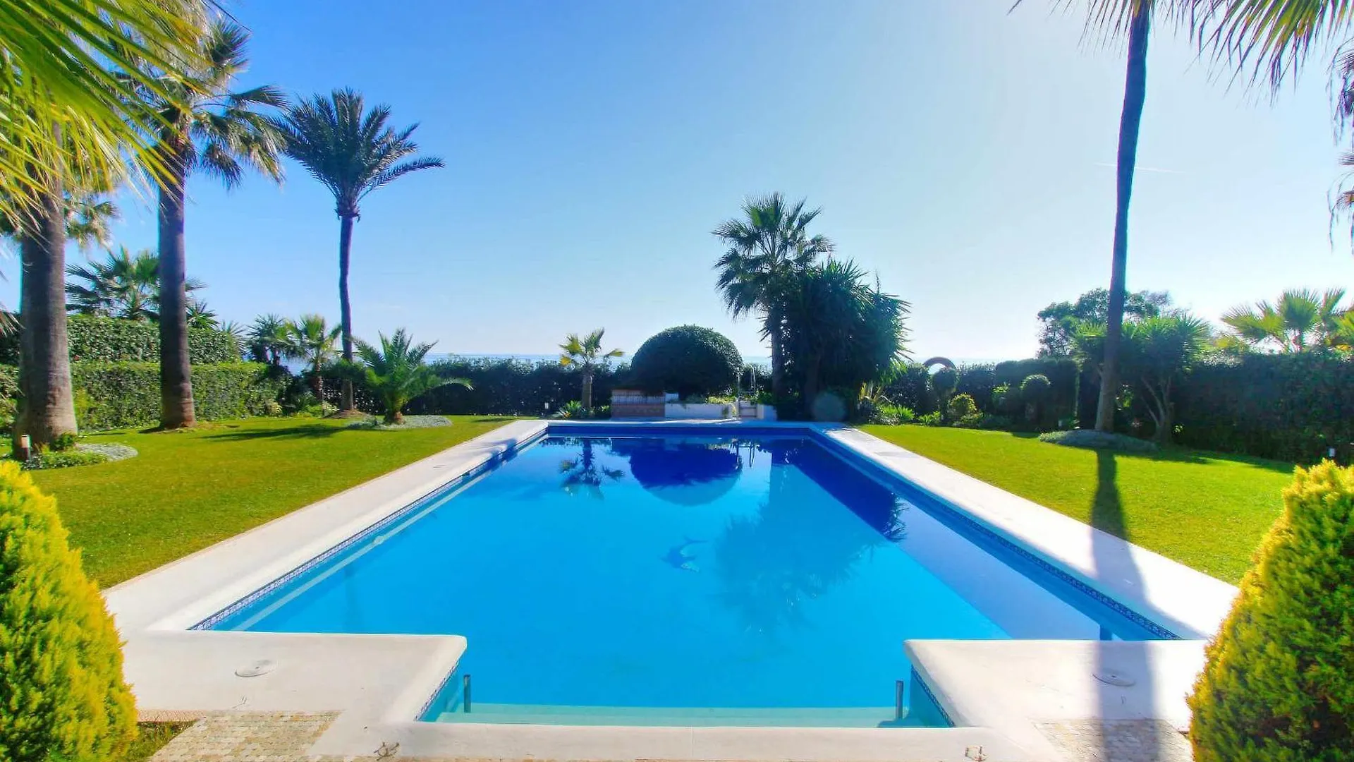 1072 Beachfront El Paraiso Retreat With Pool & Bbq Estepona Villa