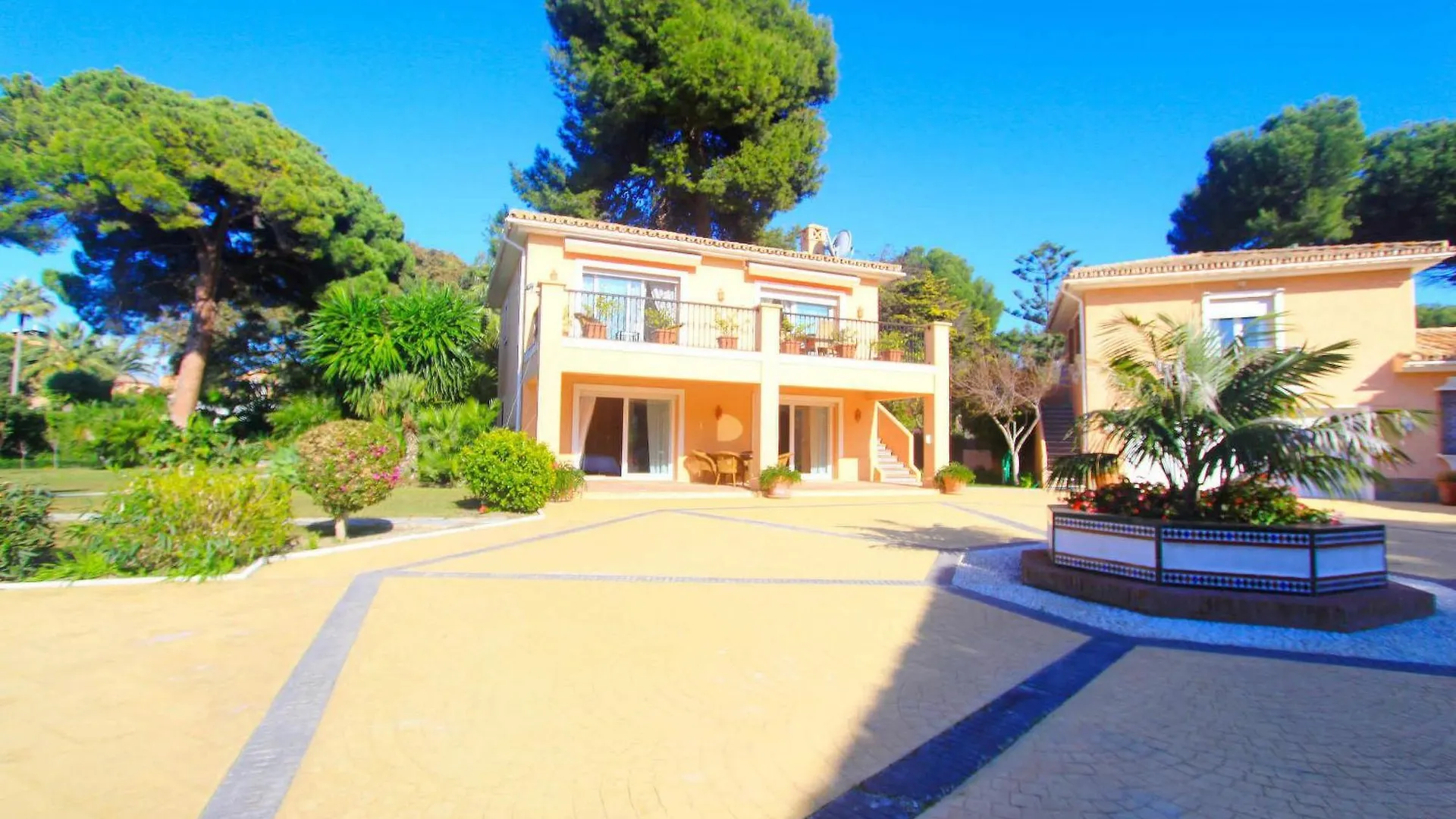 Villa 1072 Beachfront El Paraiso Retreat With Pool & Bbq Estepona
