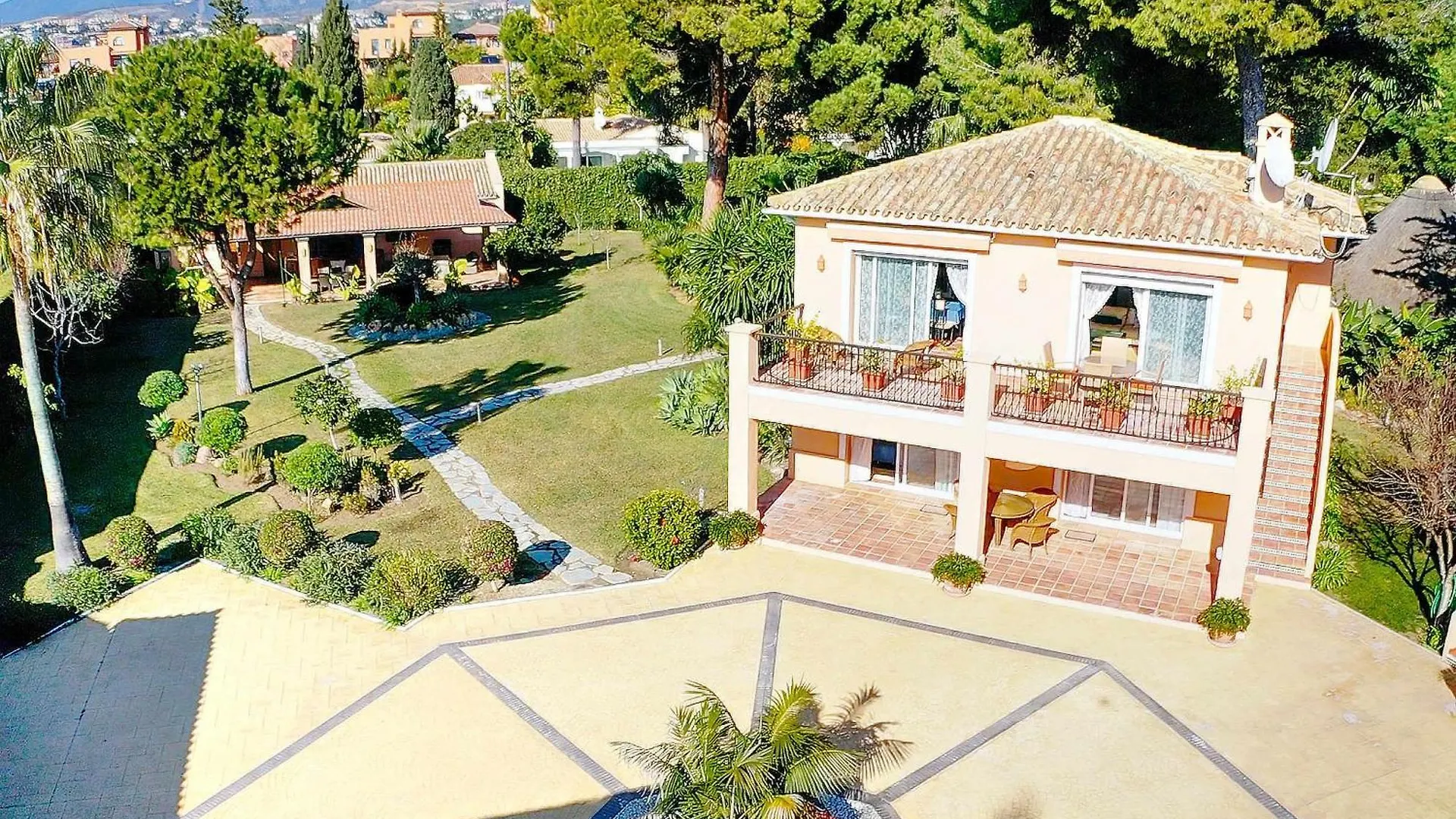 1072 Beachfront El Paraiso Retreat With Pool & Bbq Estepona Villa