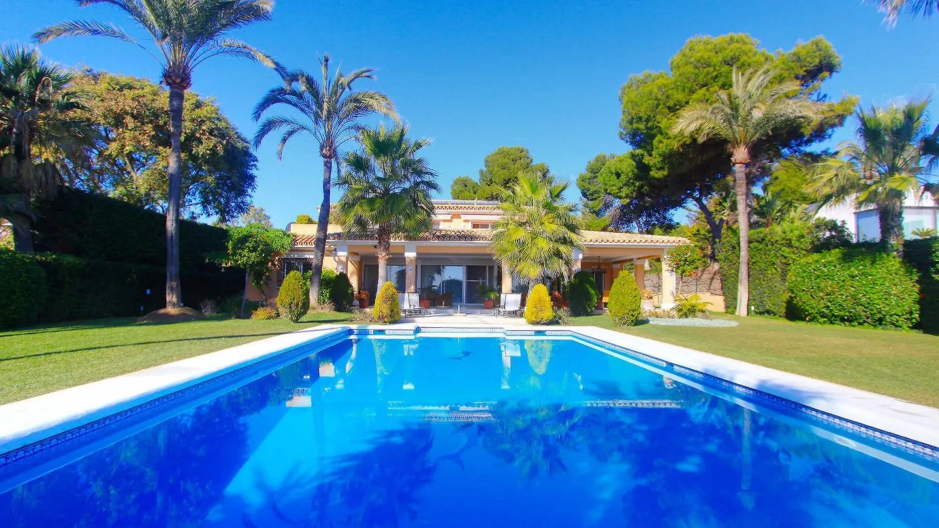 1072 Beachfront El Paraiso Retreat With Pool & Bbq Estepona Villa
