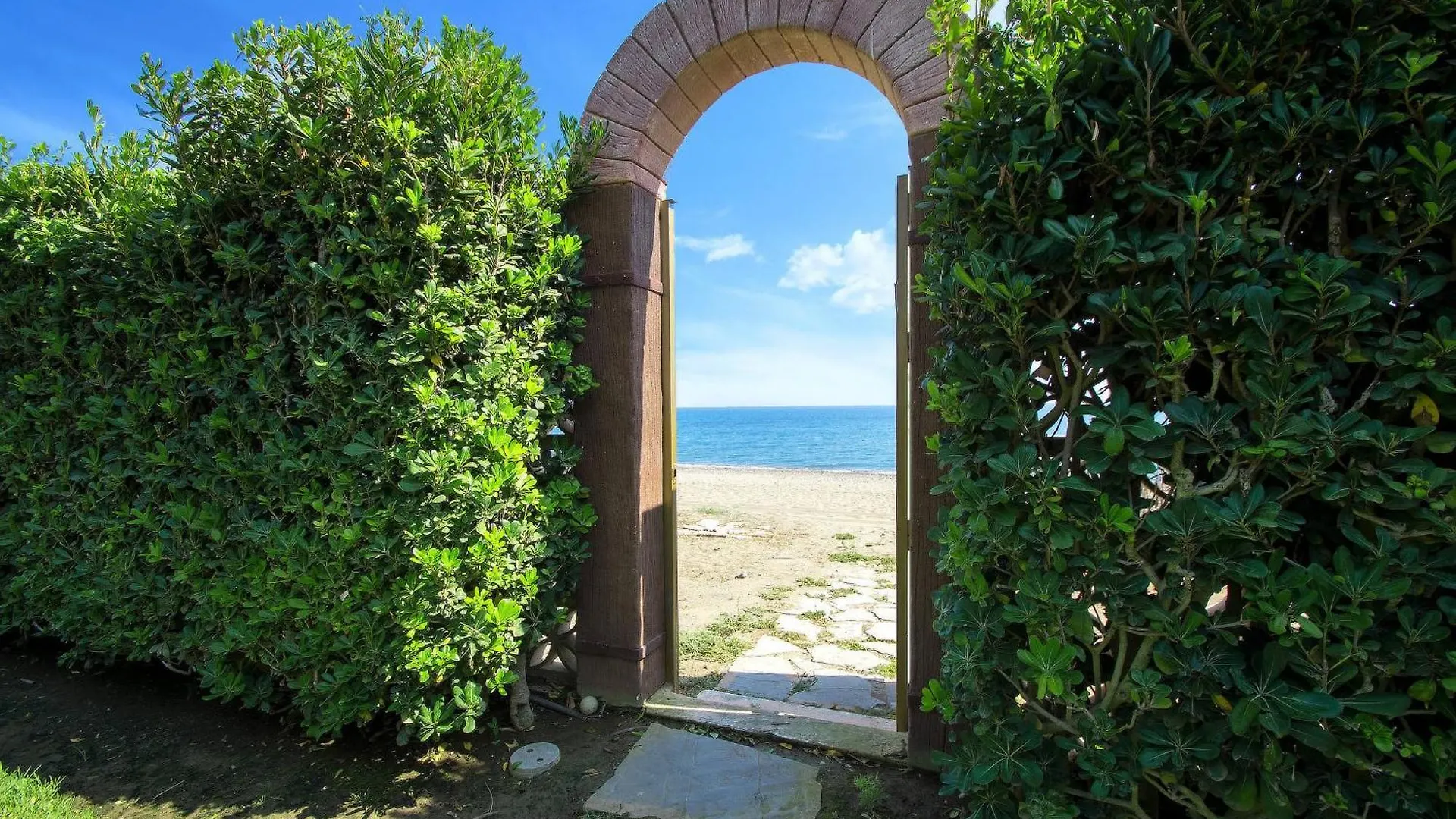 Вилла 1072 Beachfront El Paraiso Retreat With Pool & Bbq Эстепона Испания